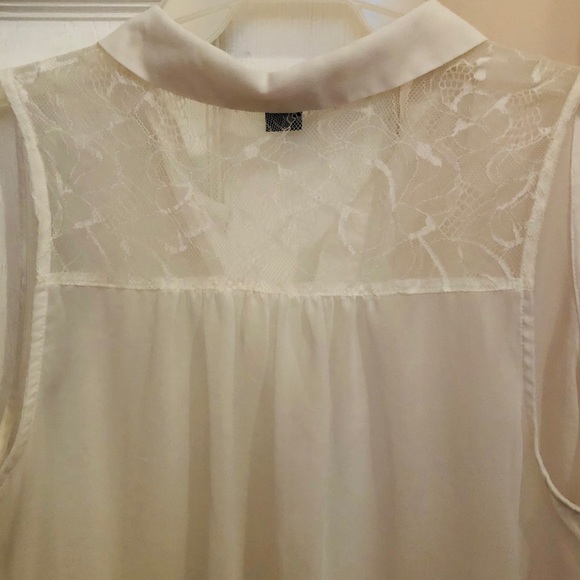 Sleeveless, collared top - Picture 3 of 4